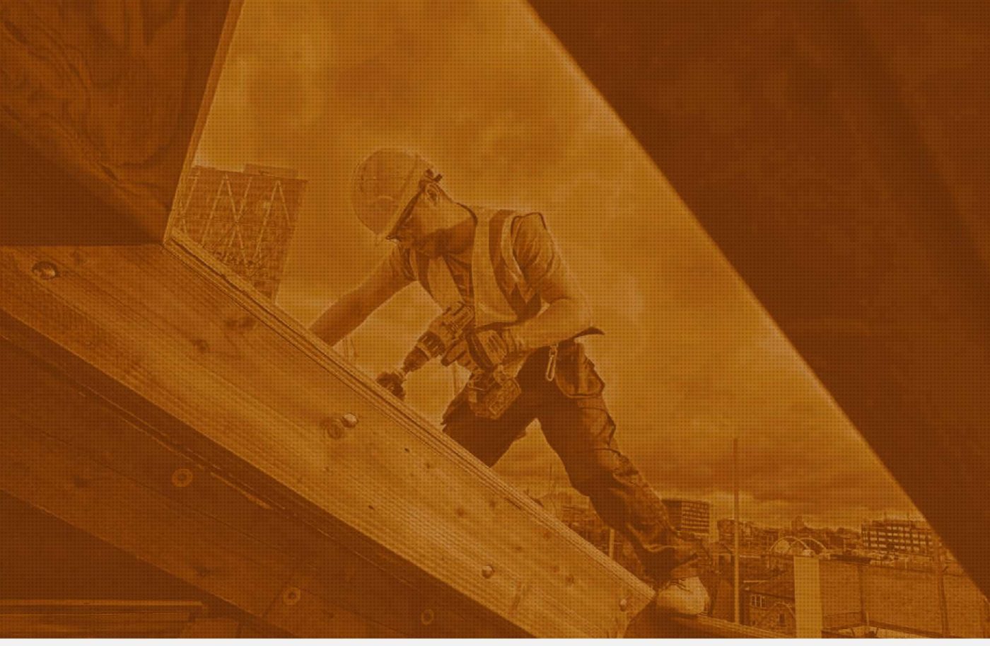 Trabajador con equipo de protección personal en obra